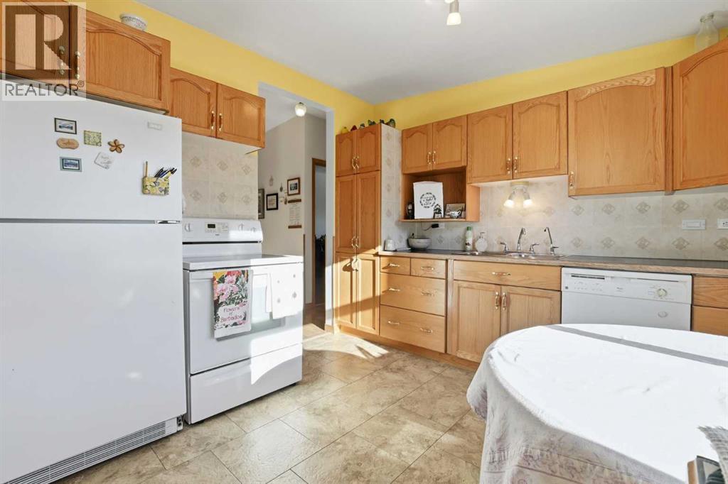 4421 35 Avenue, Red Deer, AB - Indoor Photo Showing Kitchen