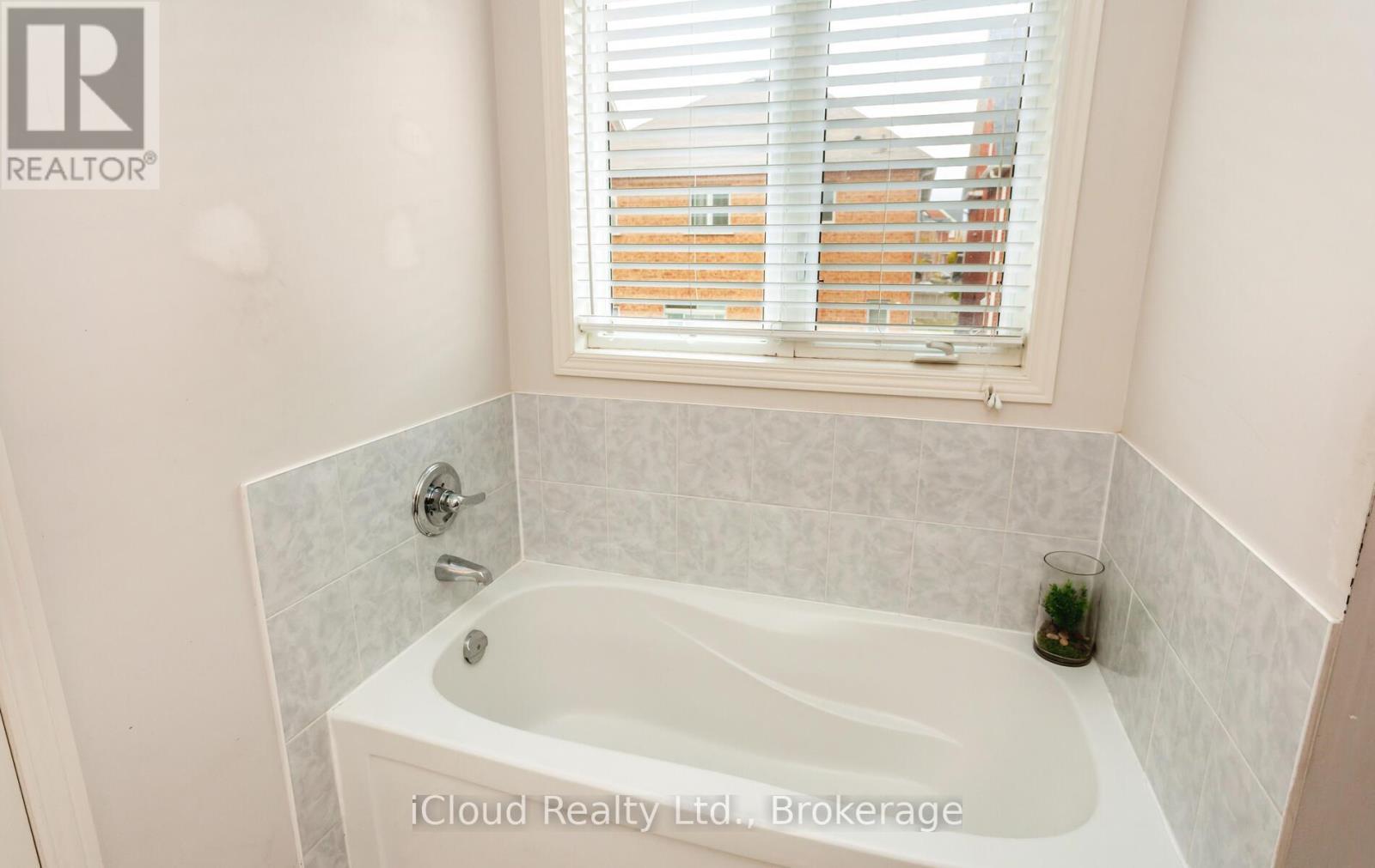 491 Landsborough Avenue, Milton, ON - Indoor Photo Showing Bathroom