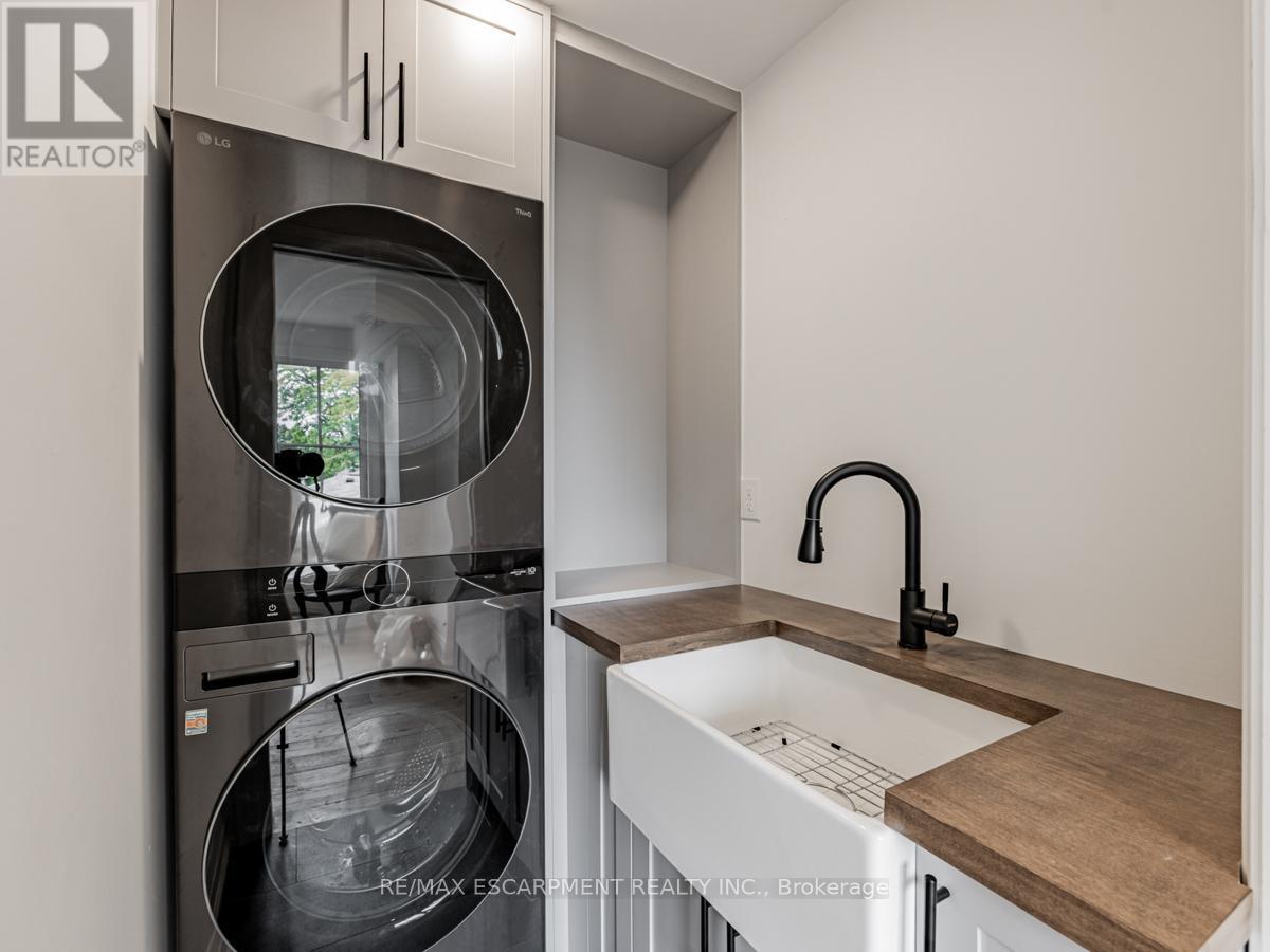2212 Urwin Crescent, Oakville, ON - Indoor Photo Showing Laundry Room