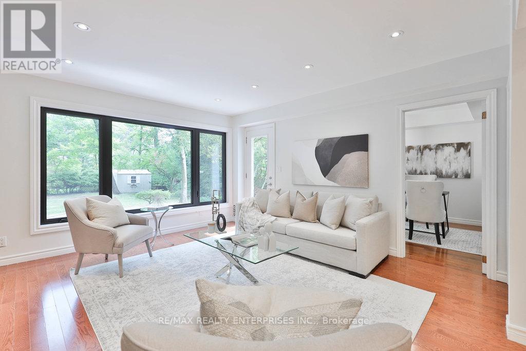 1389 Milton Avenue, Mississauga, ON - Indoor Photo Showing Living Room
