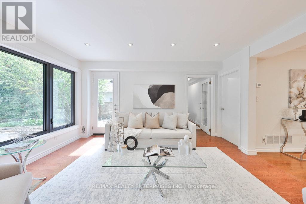 1389 Milton Avenue, Mississauga, ON - Indoor Photo Showing Living Room