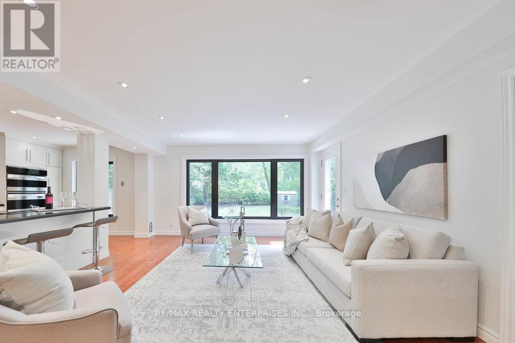 1389 Milton Avenue, Mississauga, ON - Indoor Photo Showing Living Room