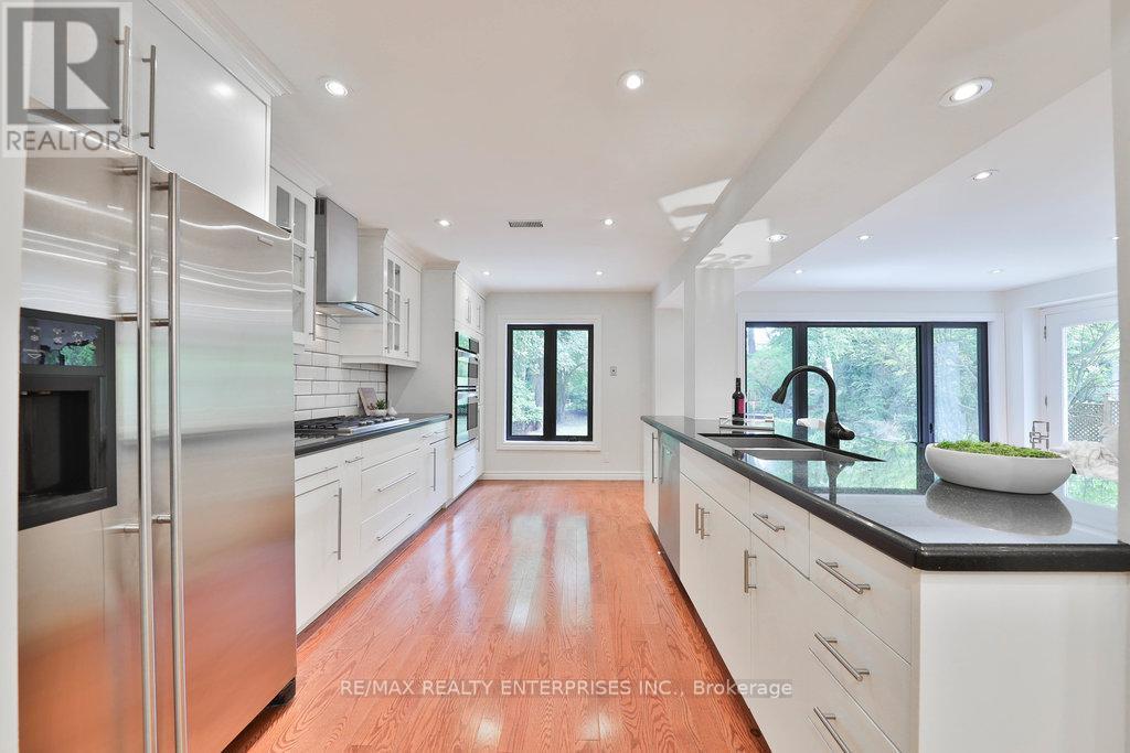 1389 Milton Avenue, Mississauga, ON - Indoor Photo Showing Kitchen With Upgraded Kitchen