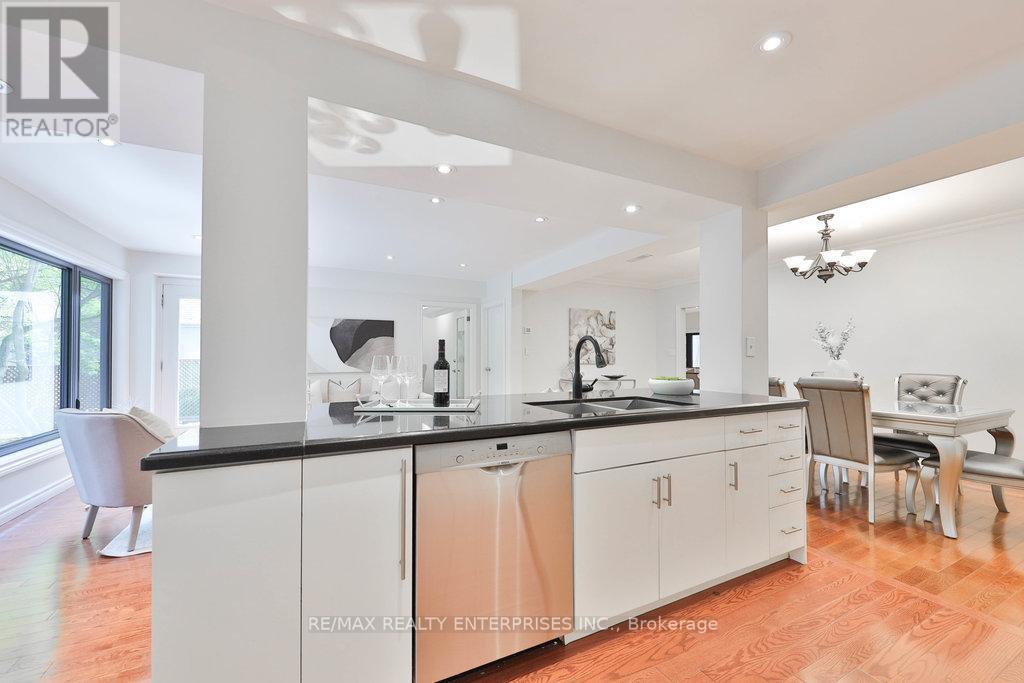 1389 Milton Avenue, Mississauga, ON - Indoor Photo Showing Kitchen