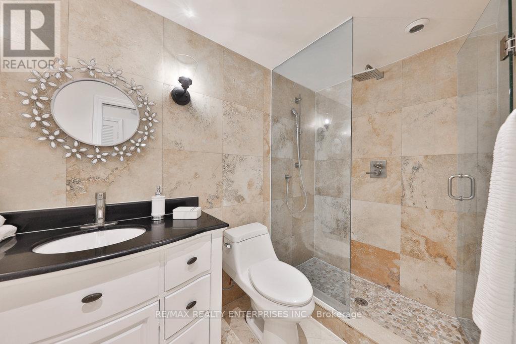 1389 Milton Avenue, Mississauga, ON - Indoor Photo Showing Bathroom