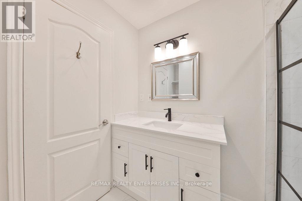 1389 Milton Avenue, Mississauga, ON - Indoor Photo Showing Bathroom