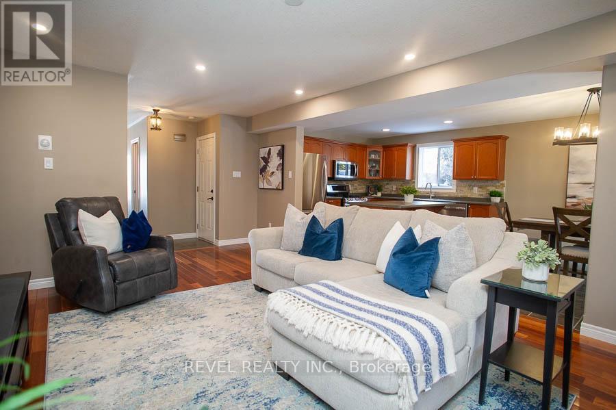 18 Gaal Court, Brantford, ON - Indoor Photo Showing Living Room