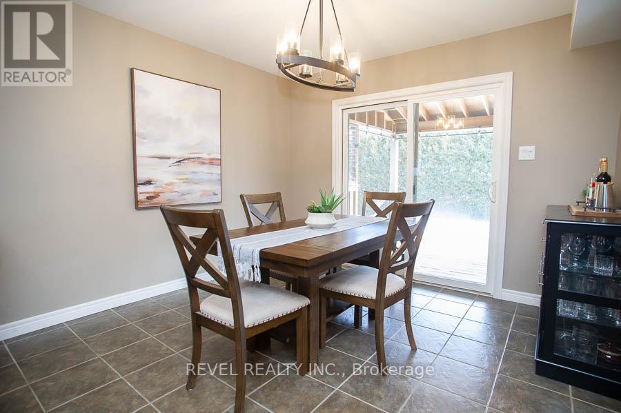 18 Gaal Court, Brantford, ON - Indoor Photo Showing Dining Room