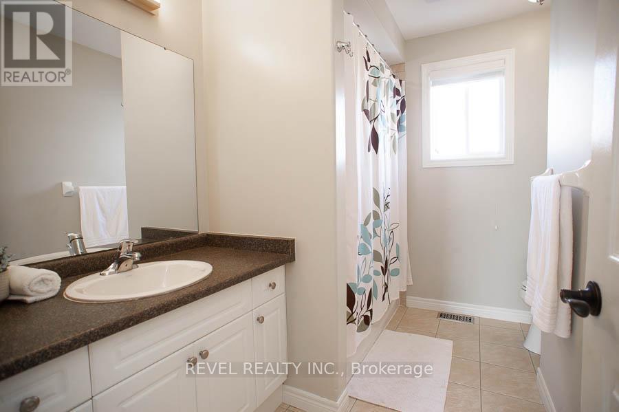 18 Gaal Court, Brantford, ON - Indoor Photo Showing Bathroom