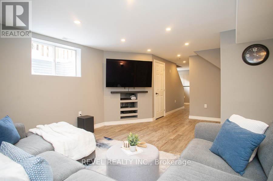 18 Gaal Court, Brantford, ON - Indoor Photo Showing Living Room