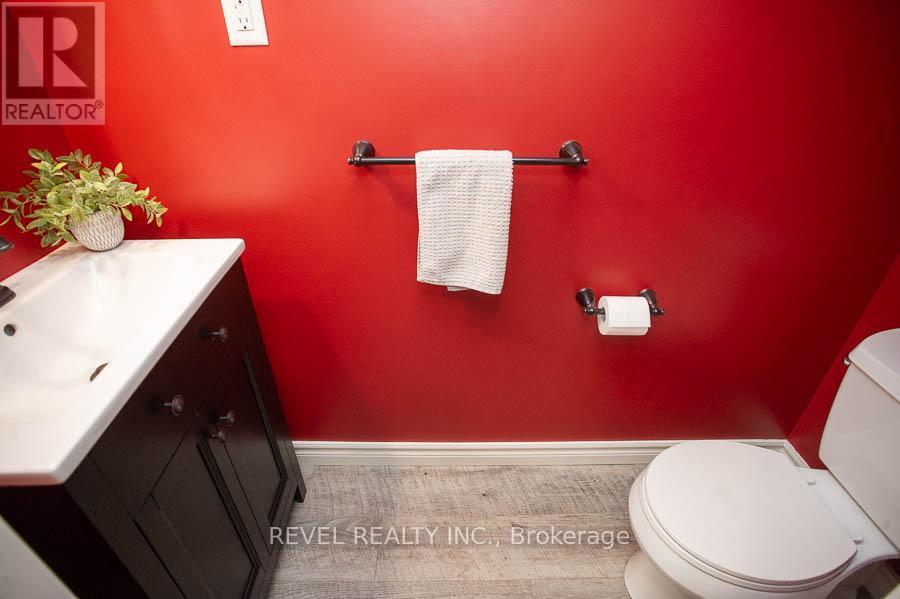 18 Gaal Court, Brantford, ON - Indoor Photo Showing Bathroom