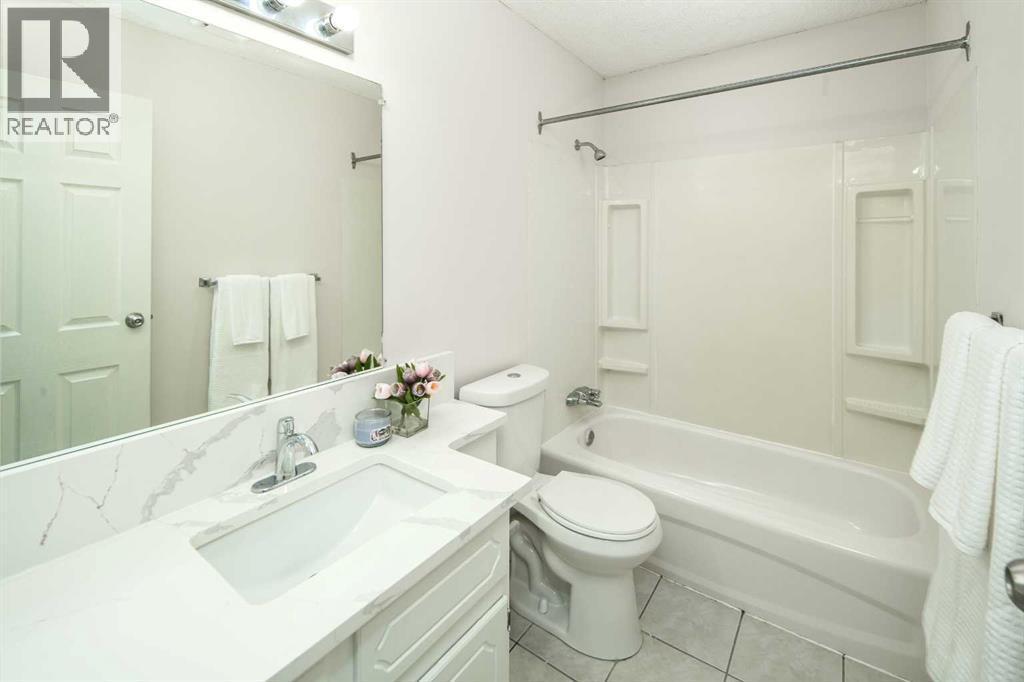 20 Bernard Way Nw, Calgary, AB - Indoor Photo Showing Bathroom