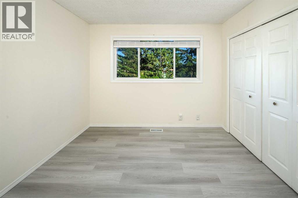20 Bernard Way Nw, Calgary, AB - Indoor Photo Showing Other Room
