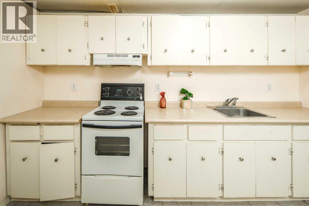 20 Bernard Way Nw, Calgary, AB - Indoor Photo Showing Kitchen
