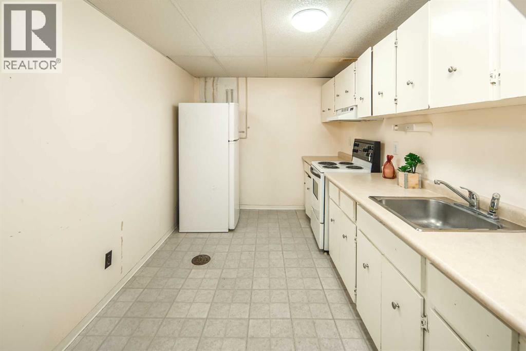 20 Bernard Way Nw, Calgary, AB - Indoor Photo Showing Kitchen