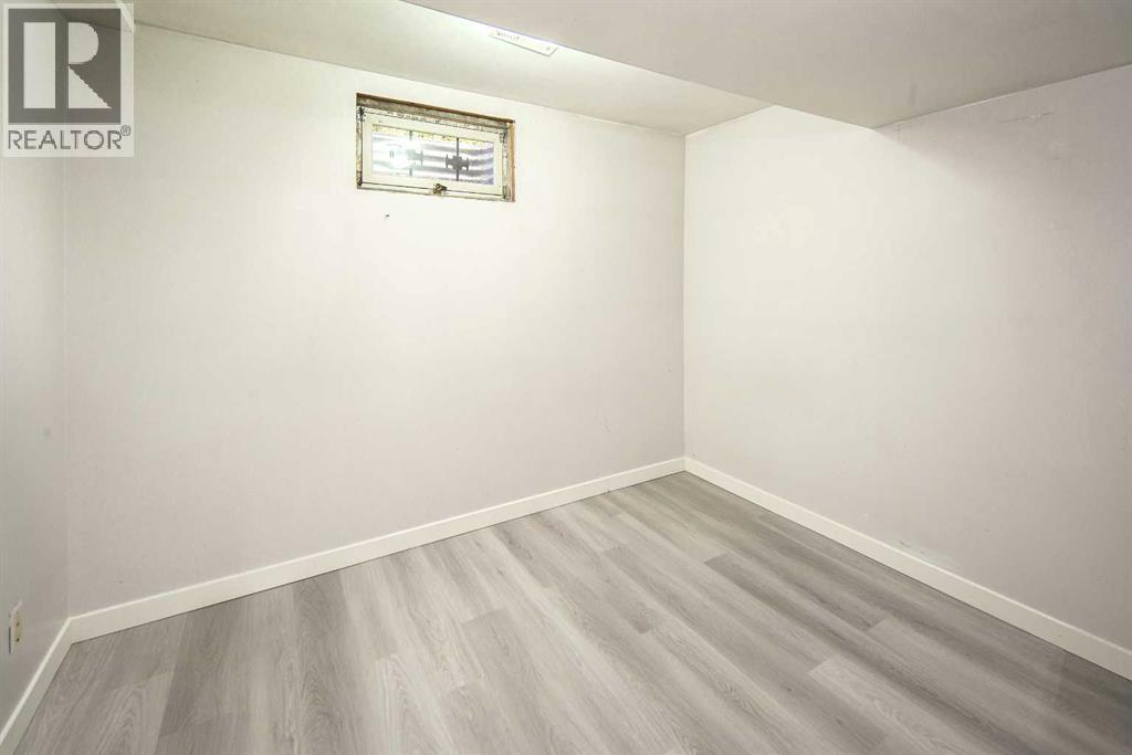 20 Bernard Way Nw, Calgary, AB - Indoor Photo Showing Other Room