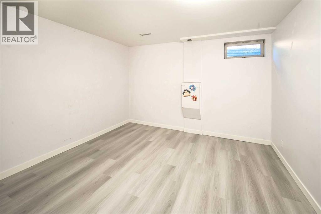 20 Bernard Way Nw, Calgary, AB - Indoor Photo Showing Other Room