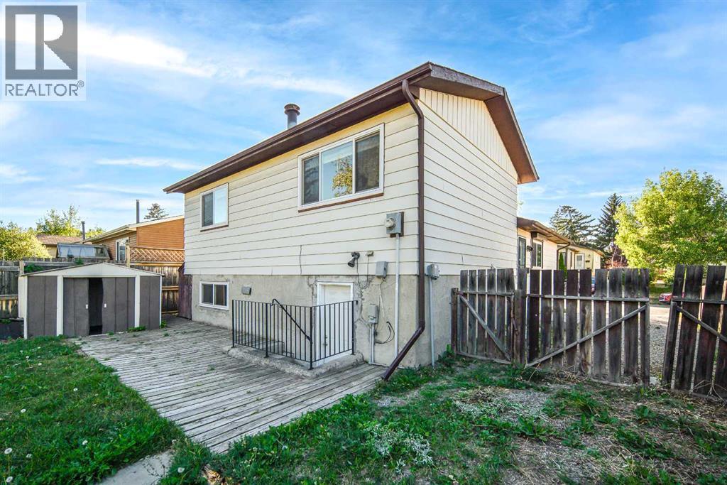 20 Bernard Way Nw, Calgary, AB - Outdoor With Exterior