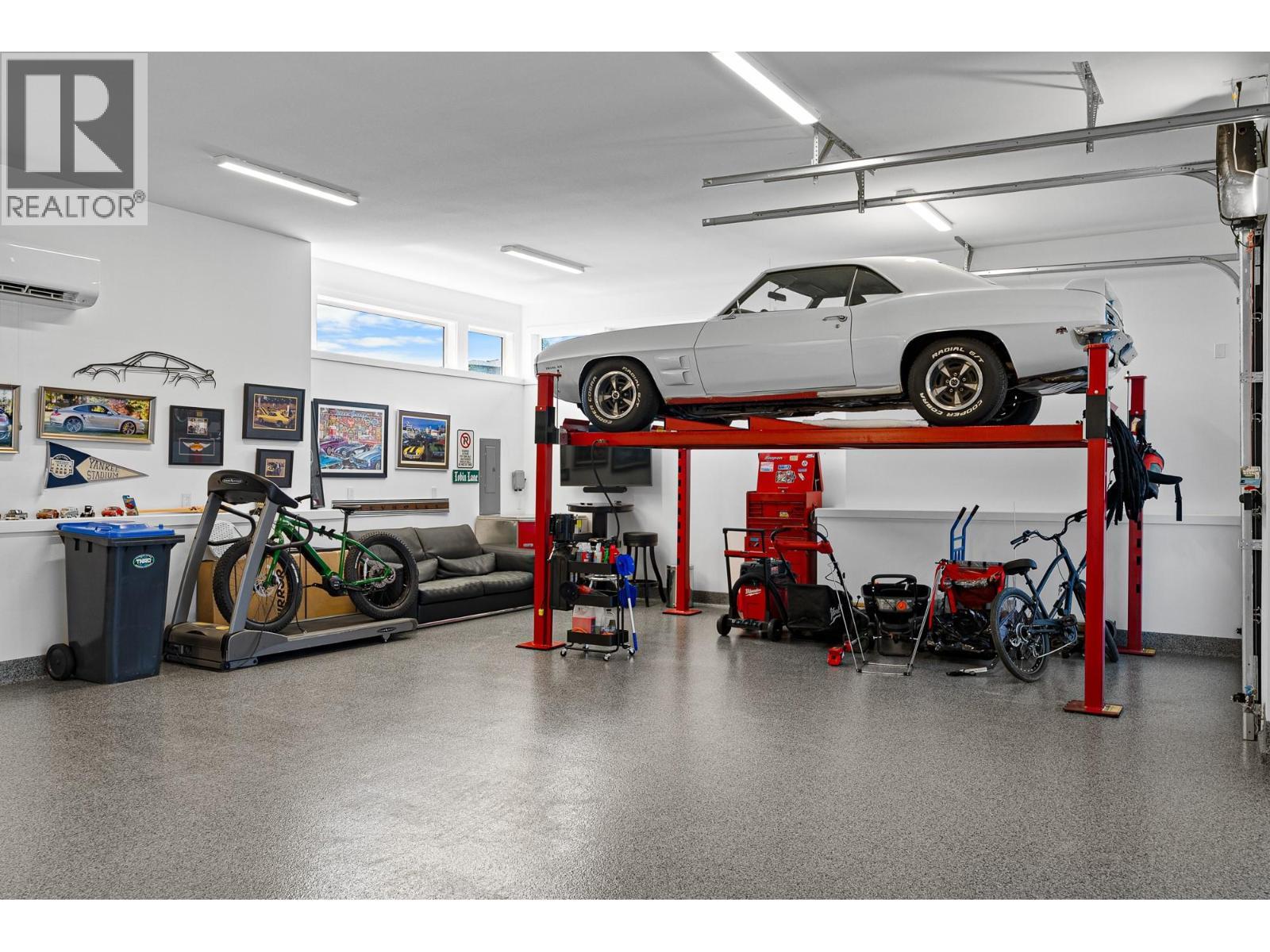338 Rue Cheval Noir, Kamloops, BC - Indoor Photo Showing Garage