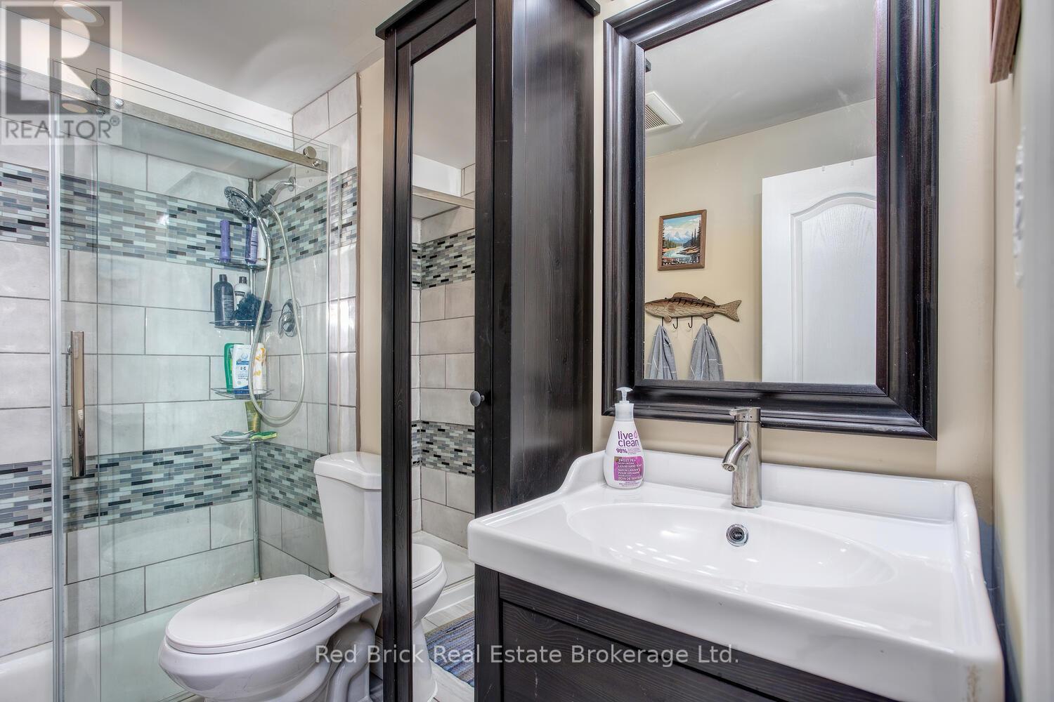 235 Wellington Street, Centre Wellington (Fergus), ON - Indoor Photo Showing Bathroom