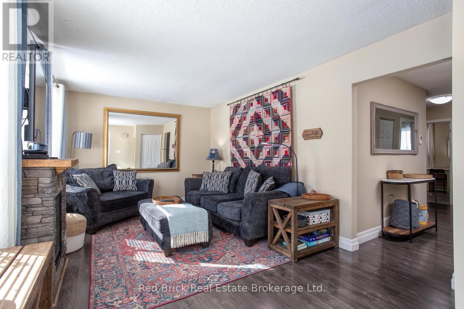 235 Wellington Street, Centre Wellington (Fergus), ON - Indoor Photo Showing Living Room