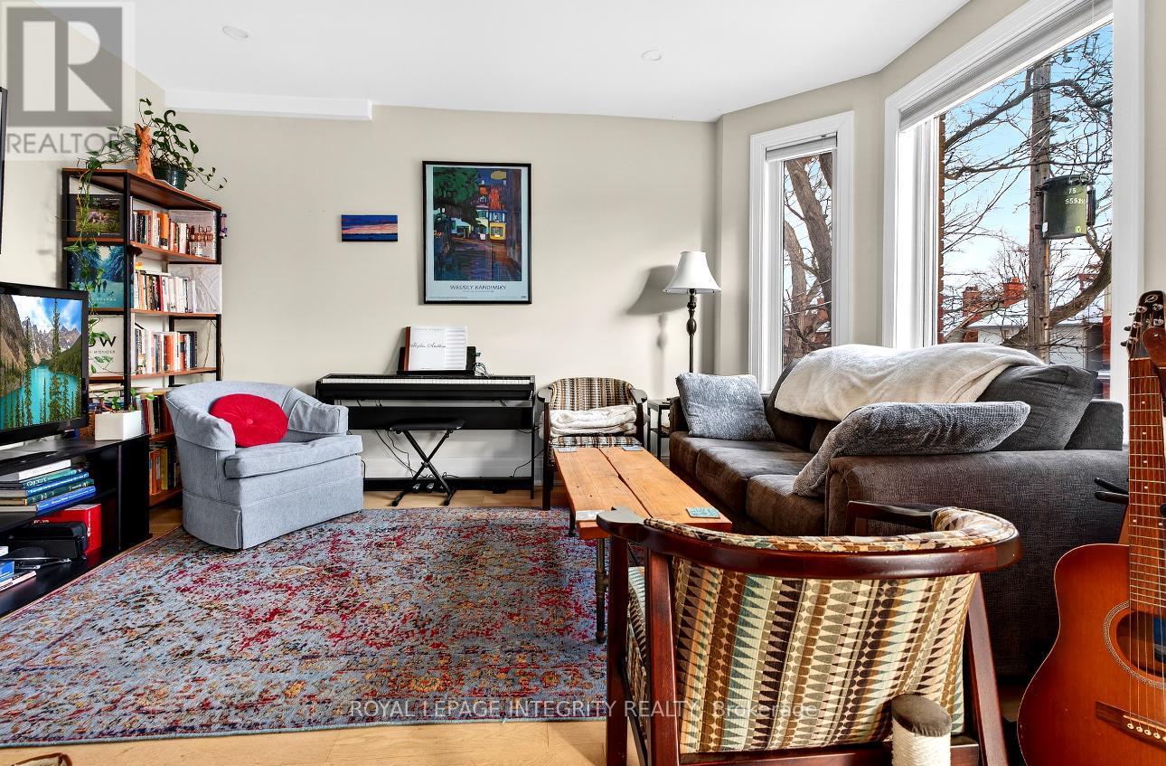 73 Renfrew Avenue, Ottawa, ON - Indoor Photo Showing Living Room