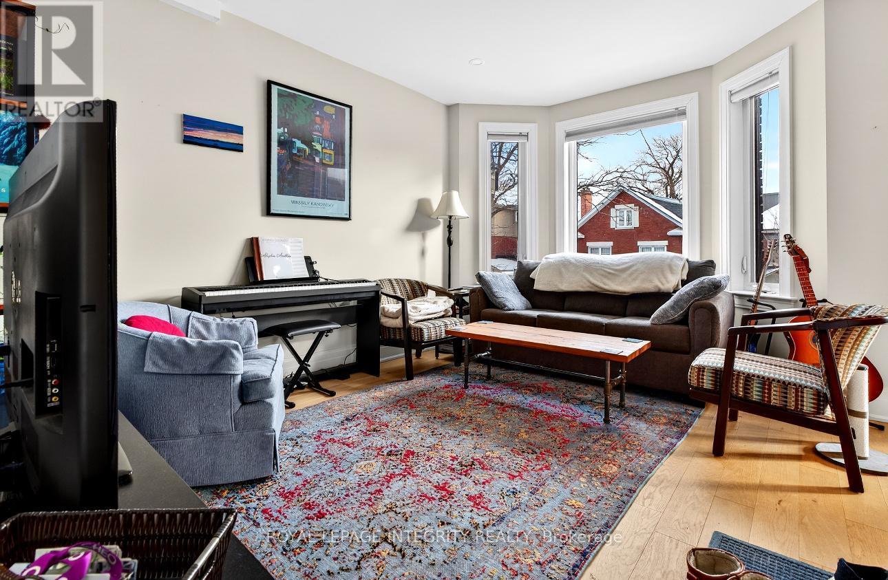 73 Renfrew Avenue, Ottawa, ON - Indoor Photo Showing Living Room