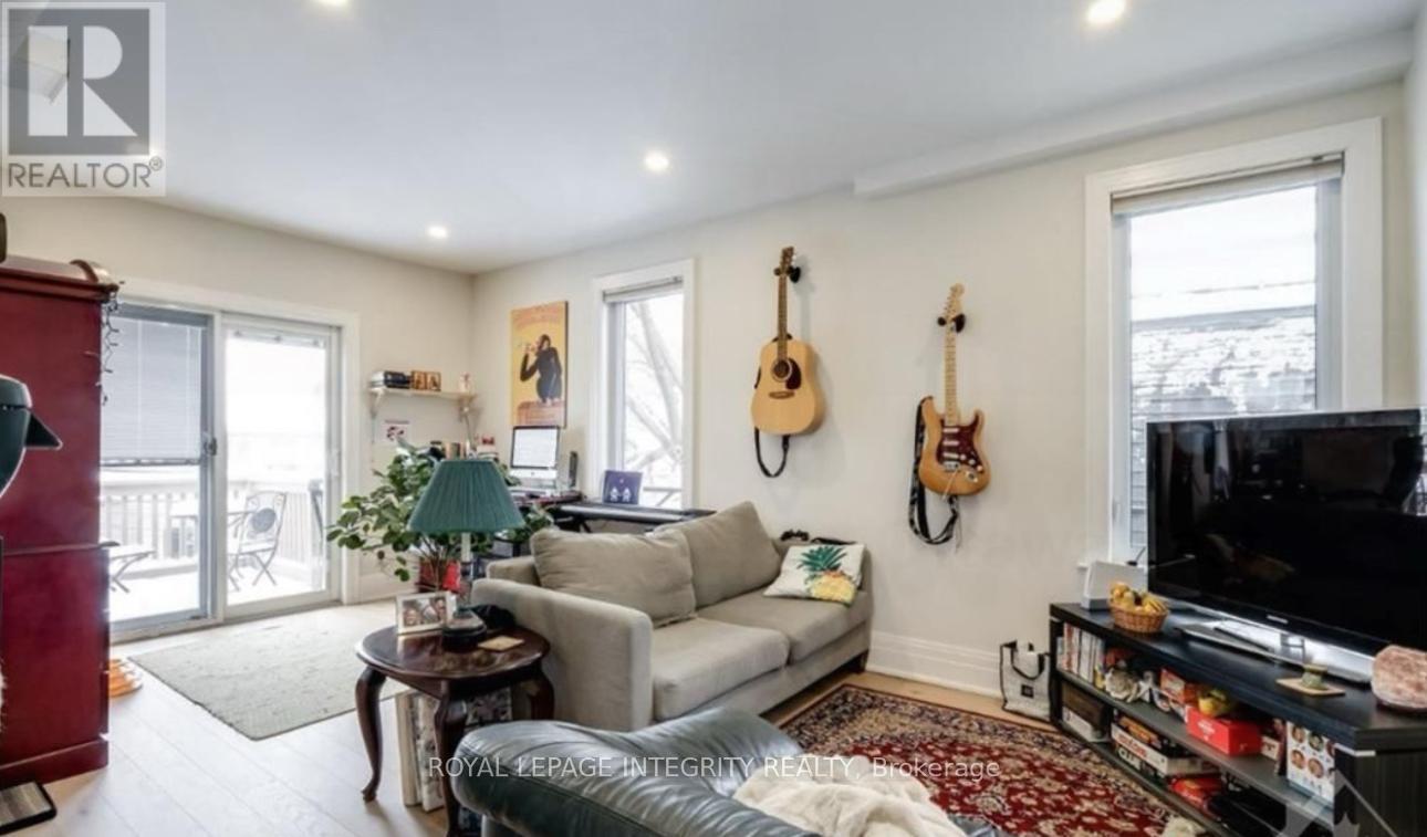 73 Renfrew Avenue, Ottawa, ON - Indoor Photo Showing Living Room