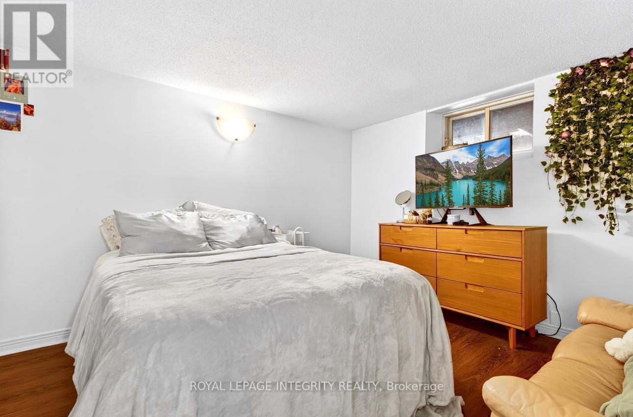 73 Renfrew Avenue, Ottawa, ON - Indoor Photo Showing Bedroom