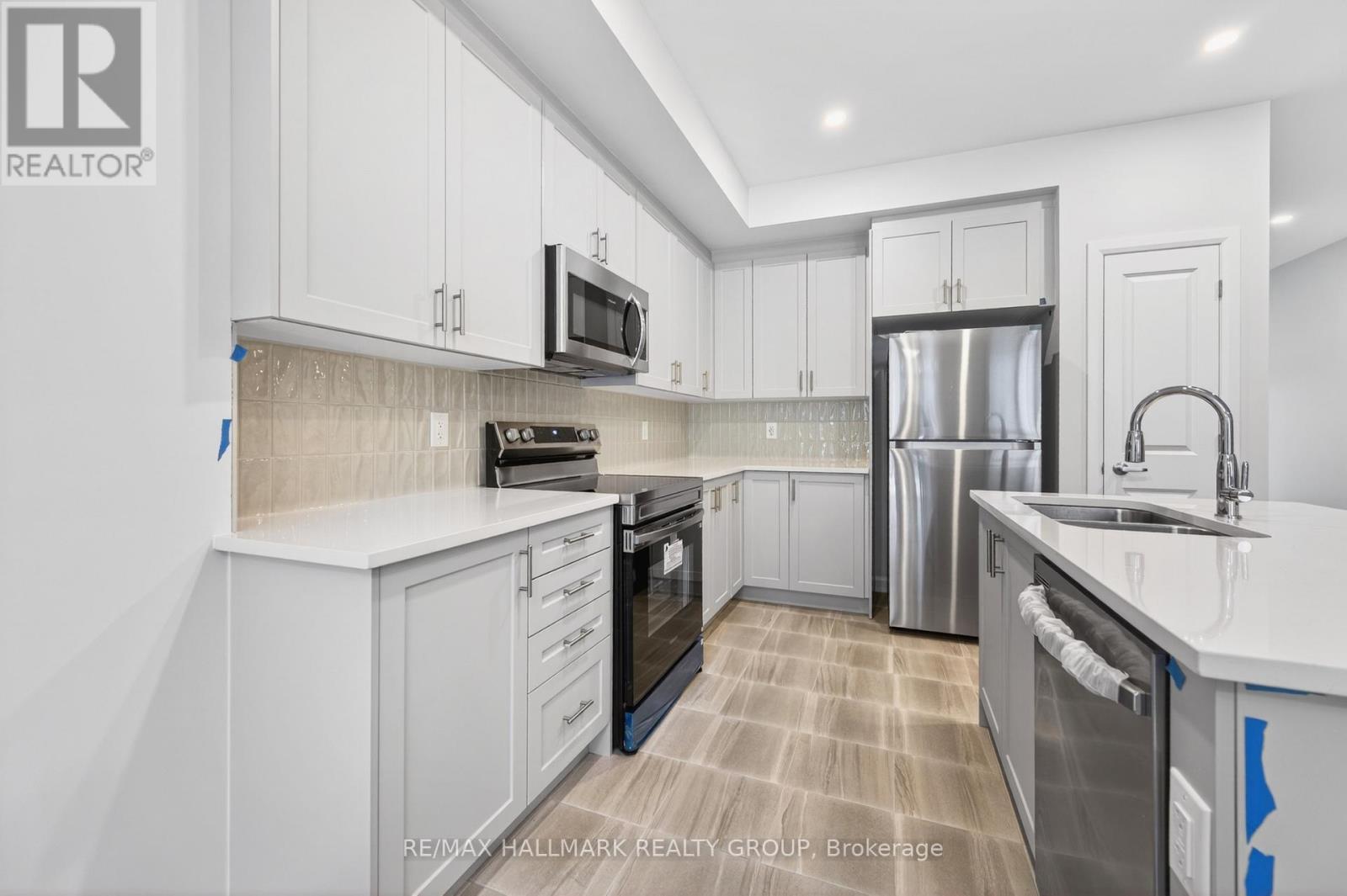887 Eileen Vollick Crescent, Ottawa, ON - Indoor Photo Showing Kitchen With Double Sink With Upgraded Kitchen