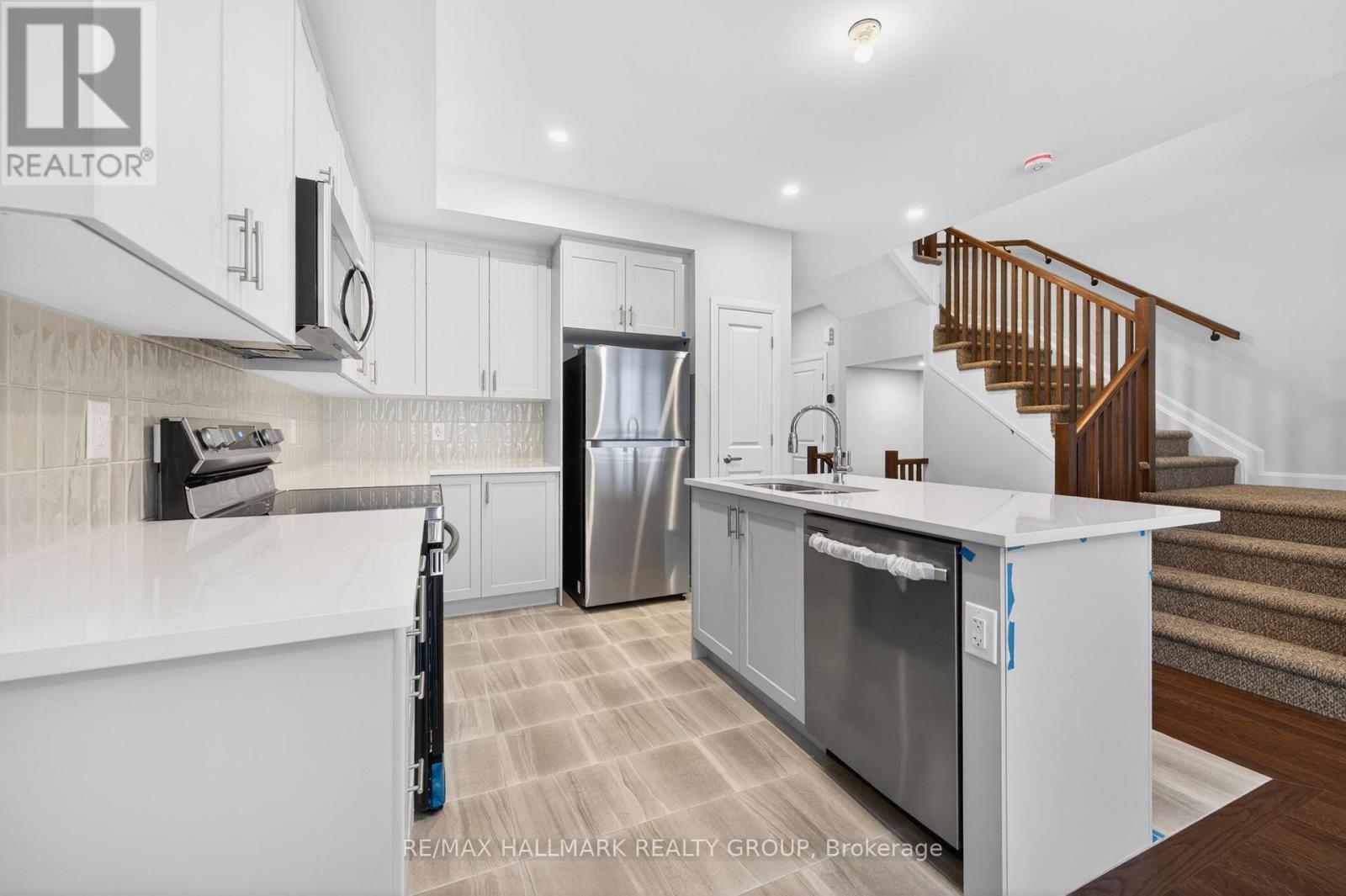 887 Eileen Vollick Crescent, Ottawa, ON - Indoor Photo Showing Kitchen With Upgraded Kitchen
