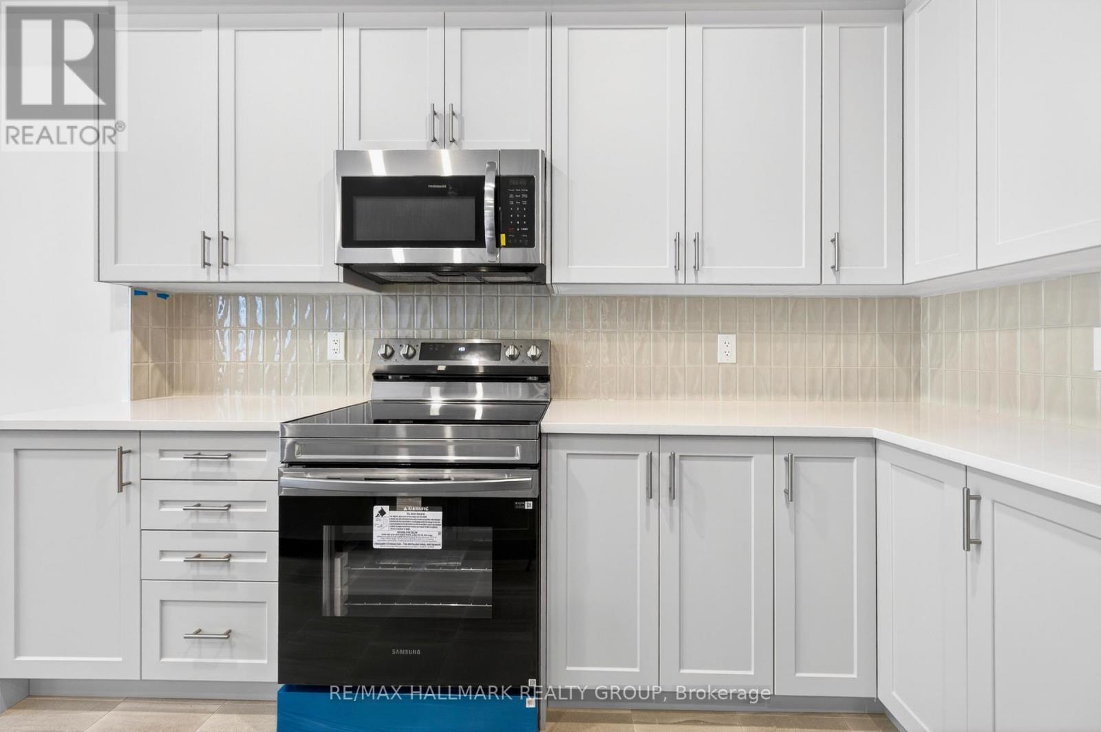 887 Eileen Vollick Crescent, Ottawa, ON - Indoor Photo Showing Kitchen With Upgraded Kitchen