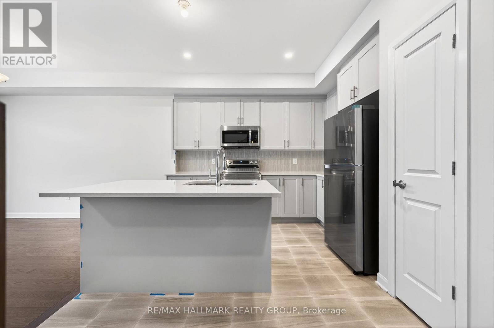 887 Eileen Vollick Crescent, Ottawa, ON - Indoor Photo Showing Kitchen With Upgraded Kitchen