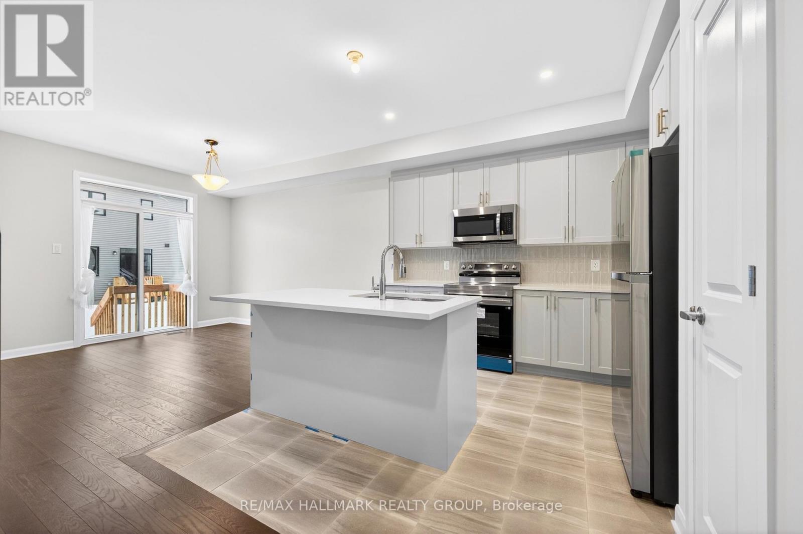 887 Eileen Vollick Crescent, Ottawa, ON - Indoor Photo Showing Kitchen With Upgraded Kitchen