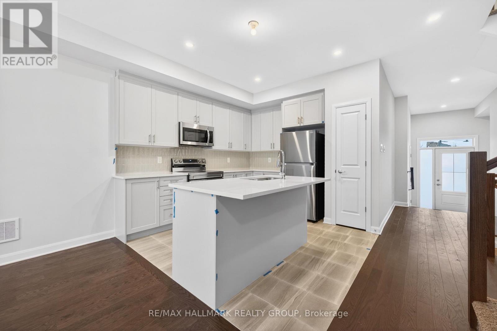 887 Eileen Vollick Crescent, Ottawa, ON - Indoor Photo Showing Kitchen With Upgraded Kitchen