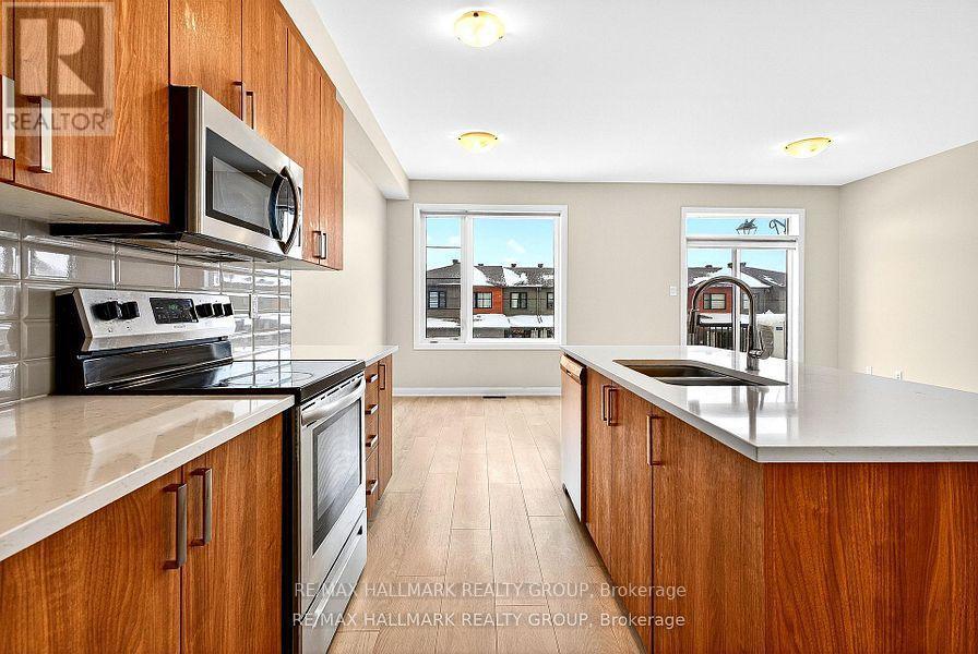 348 Raheen Court Ottawa Circuit, Ottawa, ON - Indoor Photo Showing Kitchen With Double Sink With Upgraded Kitchen