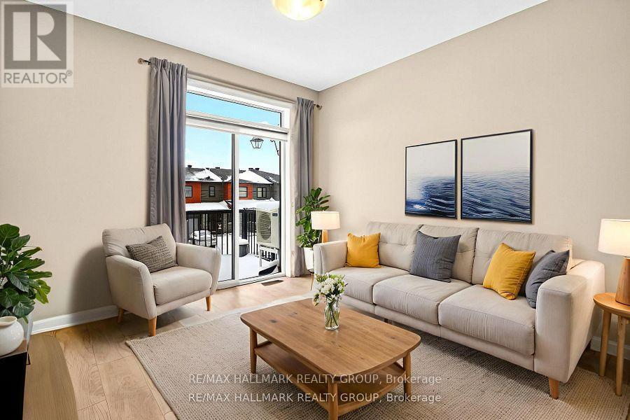 348 Raheen Court Ottawa Circuit, Ottawa, ON - Indoor Photo Showing Living Room