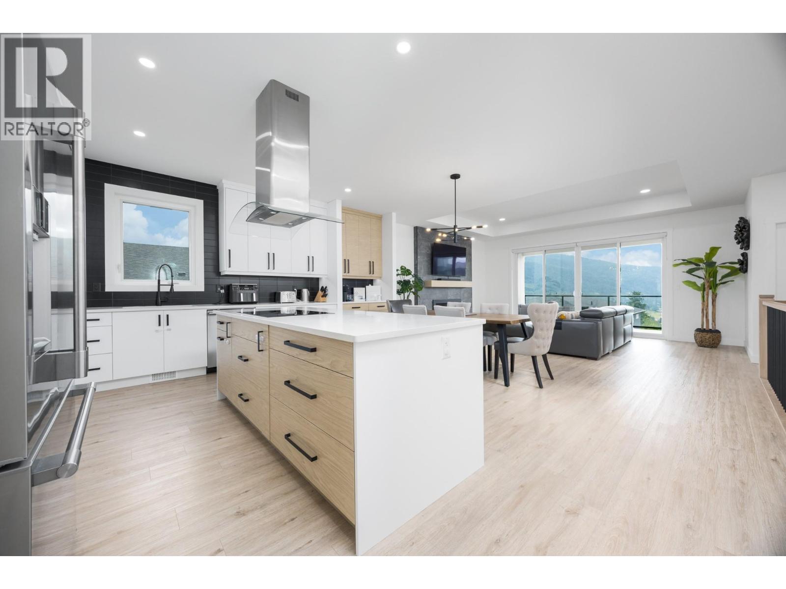 137 Whitefish Road, Vernon, BC - Indoor Photo Showing Kitchen With Upgraded Kitchen