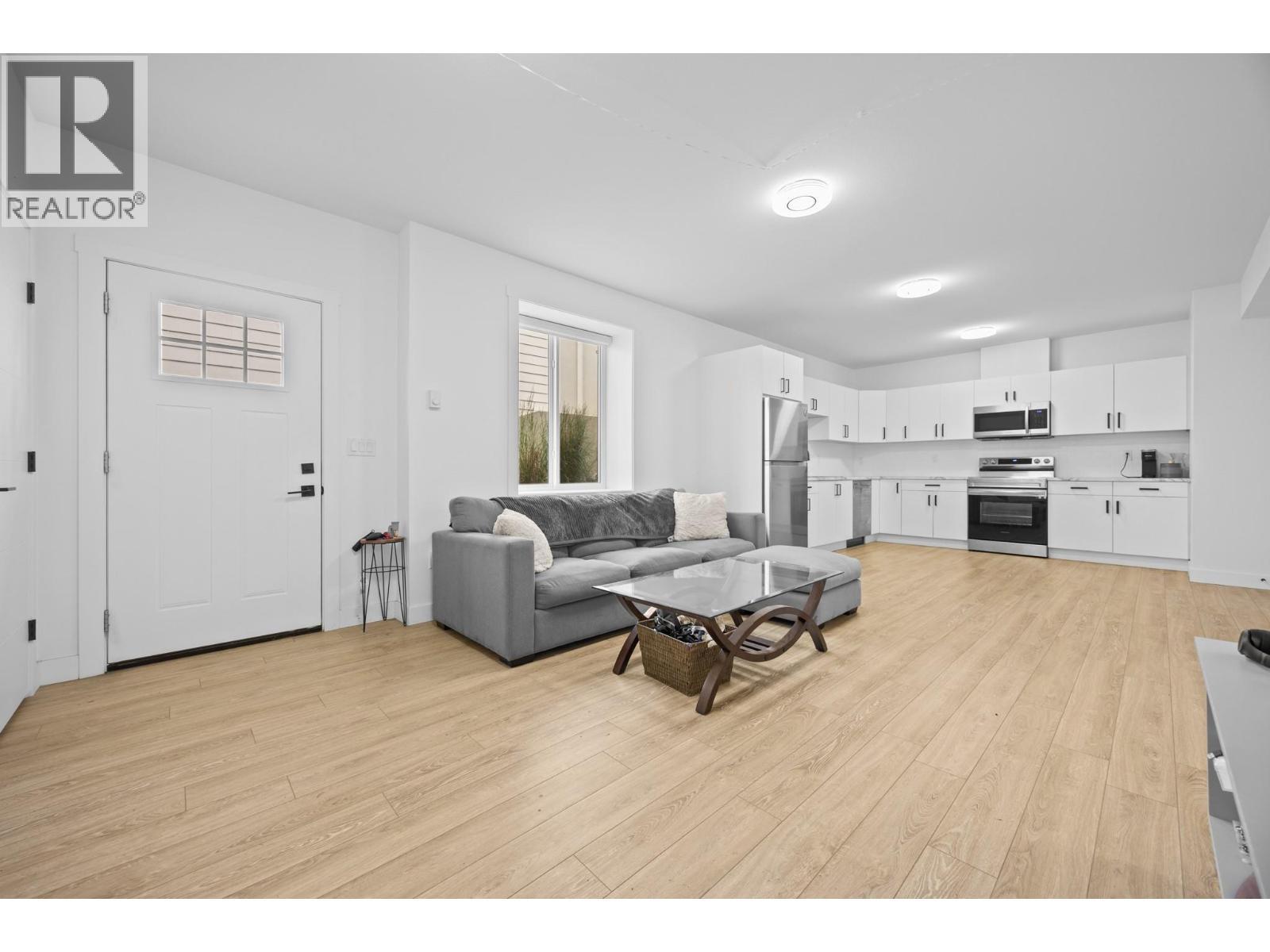 137 Whitefish Road, Vernon, BC - Indoor Photo Showing Living Room