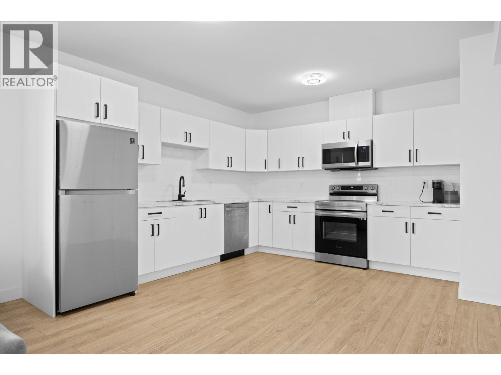 137 Whitefish Road, Vernon, BC - Indoor Photo Showing Kitchen