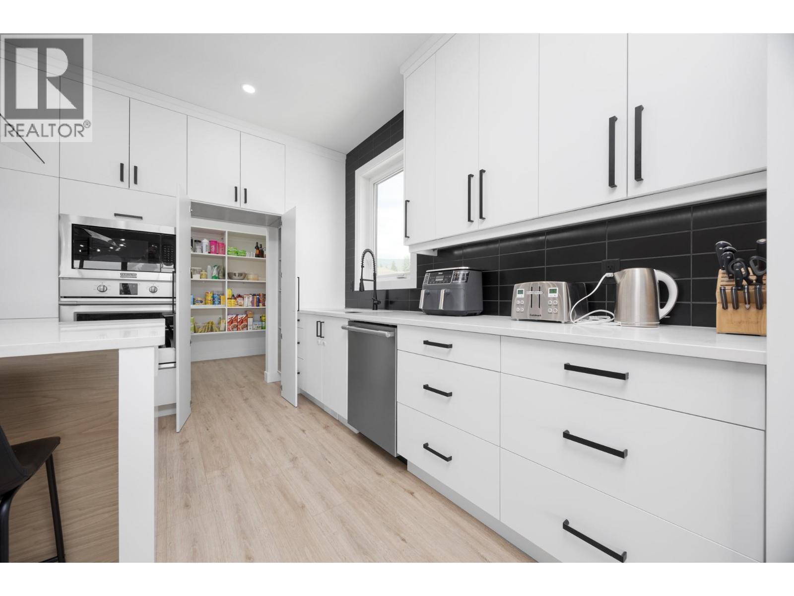 137 Whitefish Road, Vernon, BC - Indoor Photo Showing Kitchen