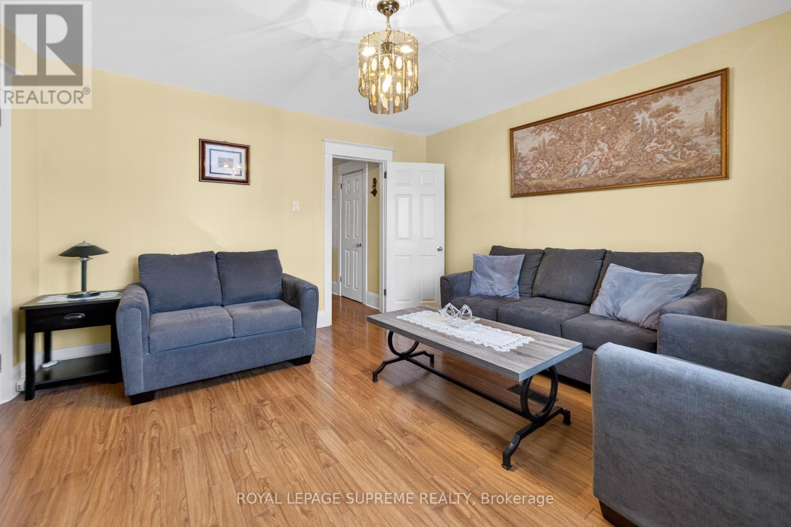 93 Marchmount Road, Toronto, ON - Indoor Photo Showing Living Room