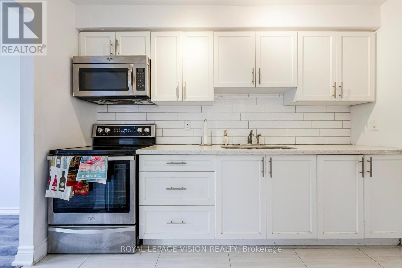 8 - 301 Washburn Way, Toronto, ON - Indoor Photo Showing Kitchen With Double Sink