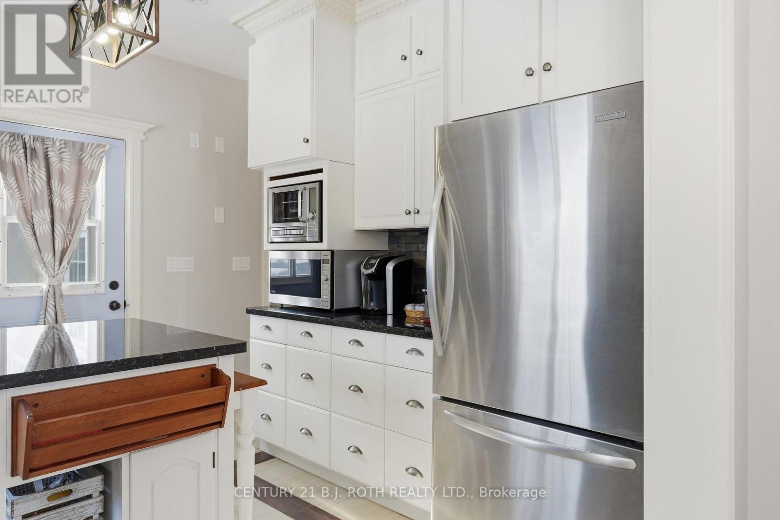 116 Burton Avenue, Barrie, ON - Indoor Photo Showing Kitchen