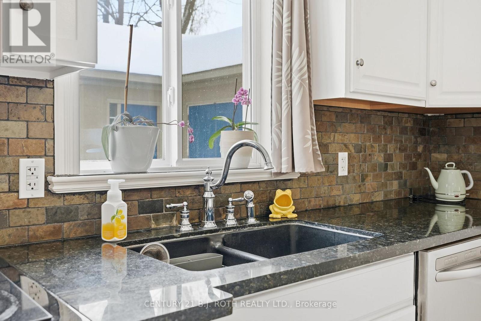 116 Burton Avenue, Barrie, ON - Indoor Photo Showing Kitchen With Double Sink