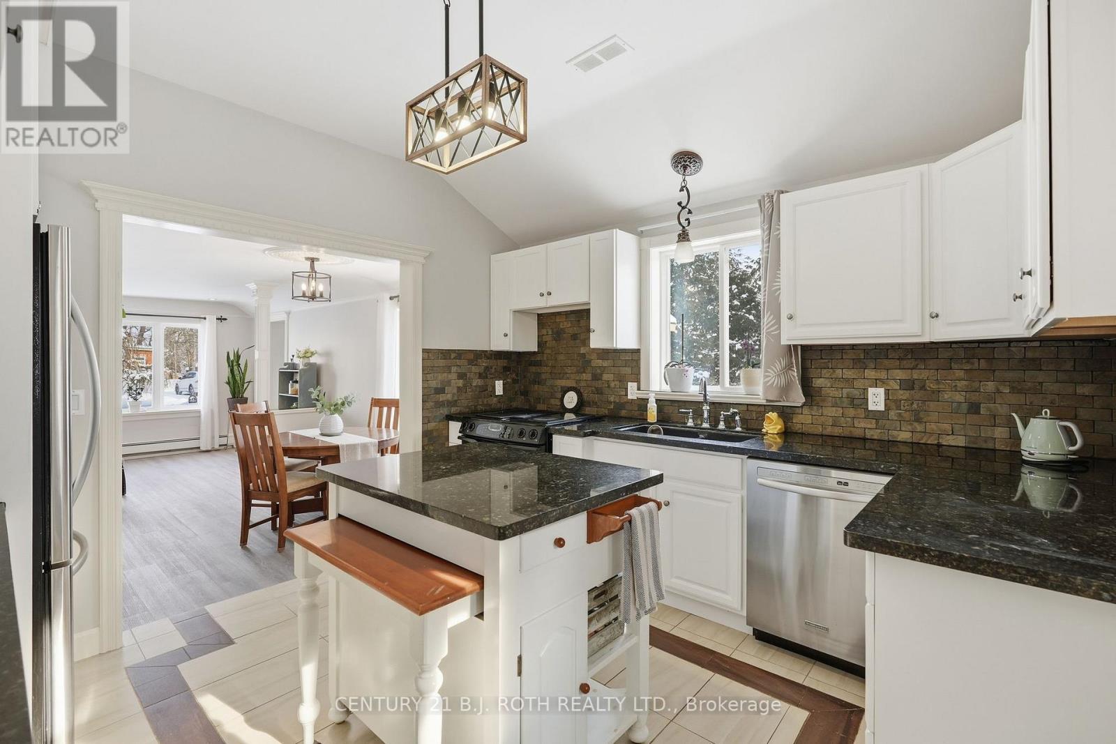 116 Burton Avenue, Barrie, ON - Indoor Photo Showing Kitchen With Double Sink