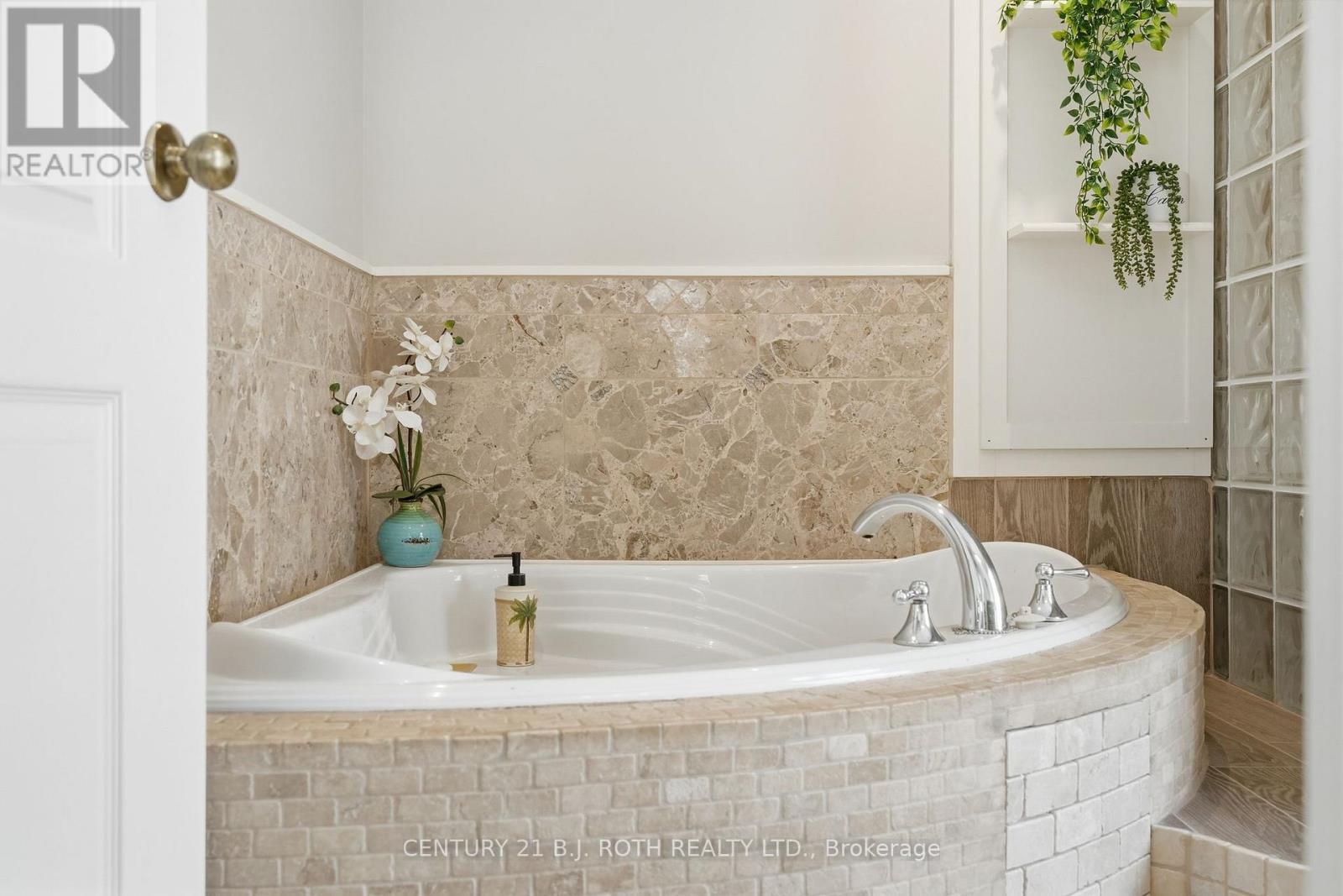 116 Burton Avenue, Barrie, ON - Indoor Photo Showing Bathroom