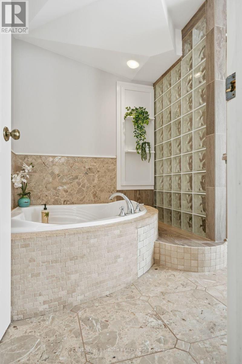 116 Burton Avenue, Barrie, ON - Indoor Photo Showing Bathroom