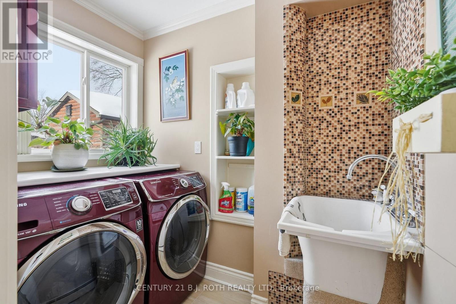 116 Burton Avenue, Barrie, ON - Indoor Photo Showing Laundry Room