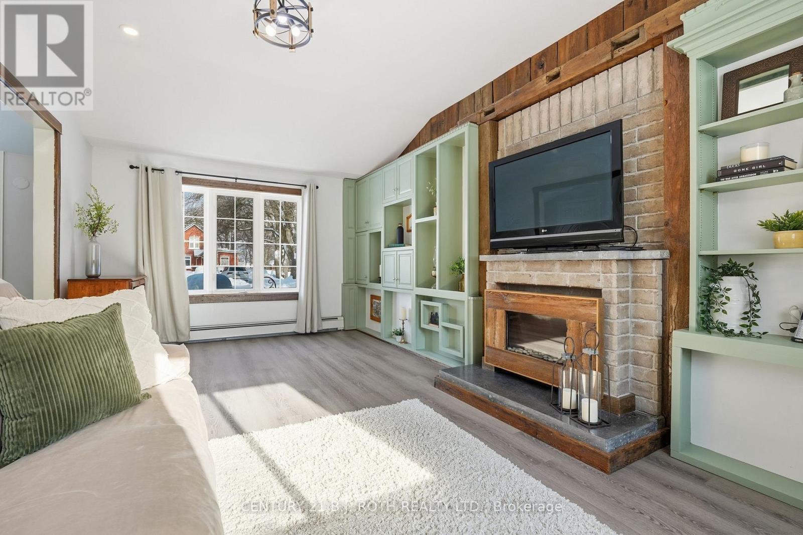 116 Burton Avenue, Barrie, ON - Indoor Photo Showing Living Room With Fireplace